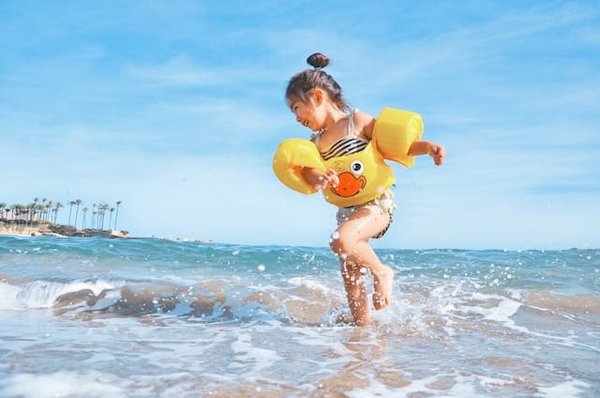 Quels sont les essentiels pour des vacances à la plage avec de jeunes enfants ?
