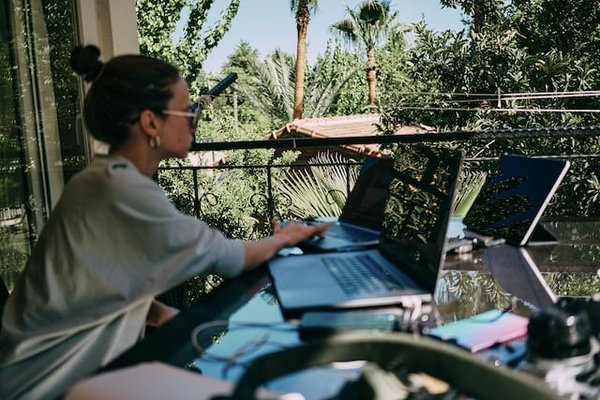 Voyager sans quitter son emploi : comment y parvenir